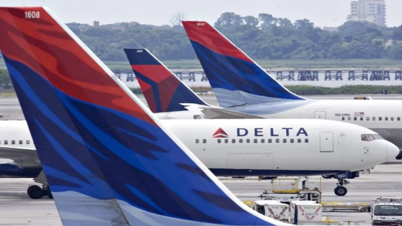 تقليص الرحلات الجوية.. عواصف الشتاء تجبر دلتا إير لاينز الأمريكية على تعديل جدولها